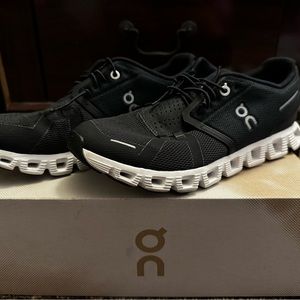 On Cloud-Cloud 5, worn once. Comes with 2 types of laces.